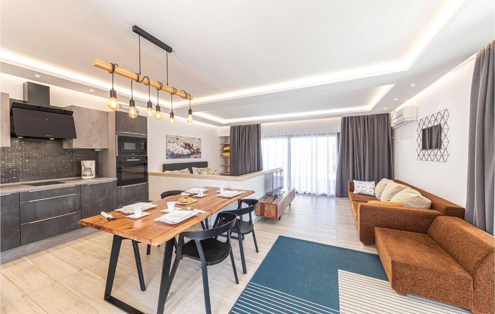5 Bedroom Cozy Home In Okrug Donji Donji Okrug  Bagian luar foto