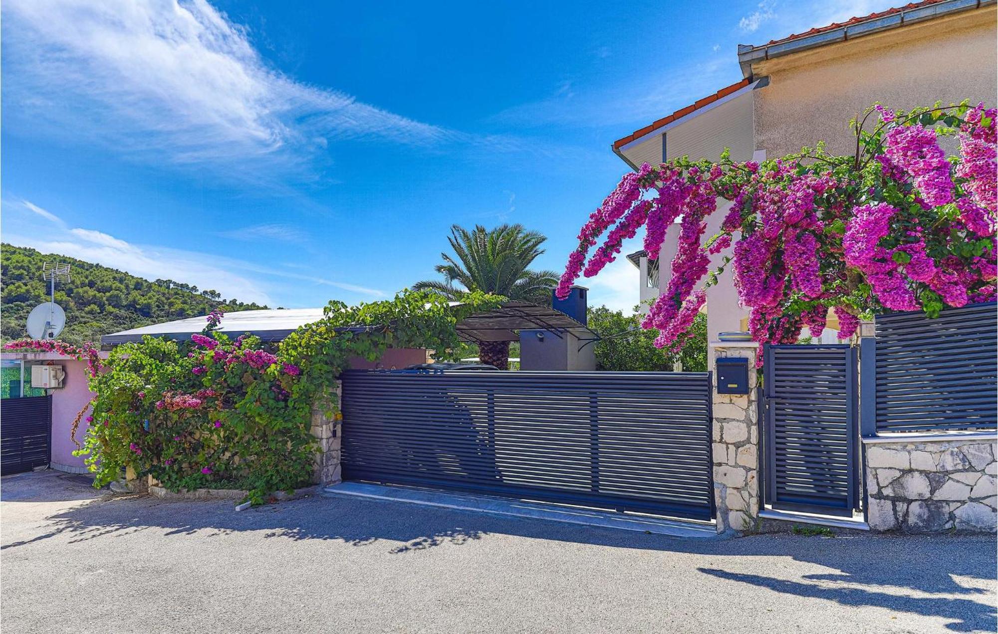 5 Bedroom Cozy Home In Okrug Donji Donji Okrug  Bagian luar foto