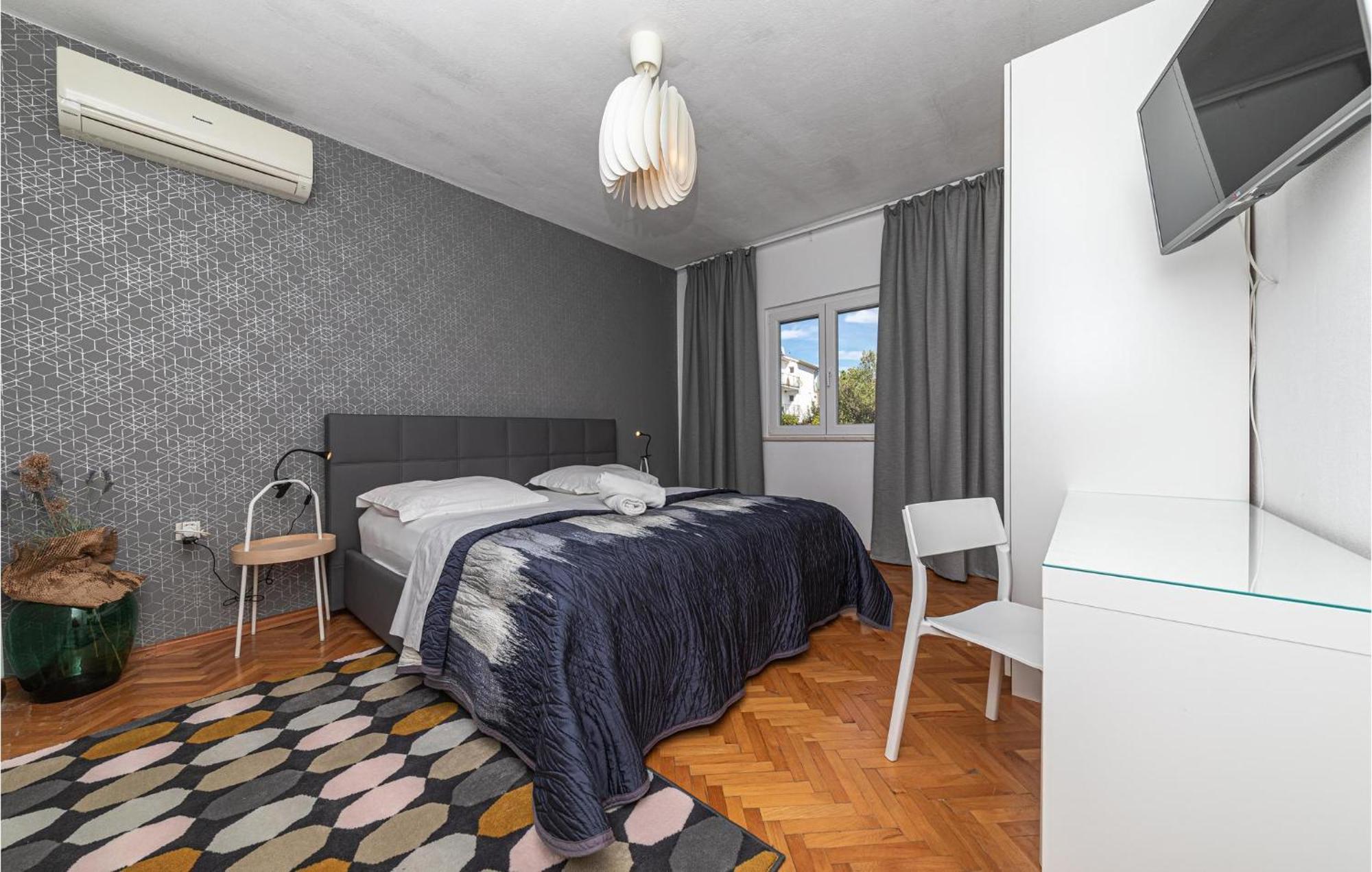 5 Bedroom Cozy Home In Okrug Donji Donji Okrug  Bagian luar foto