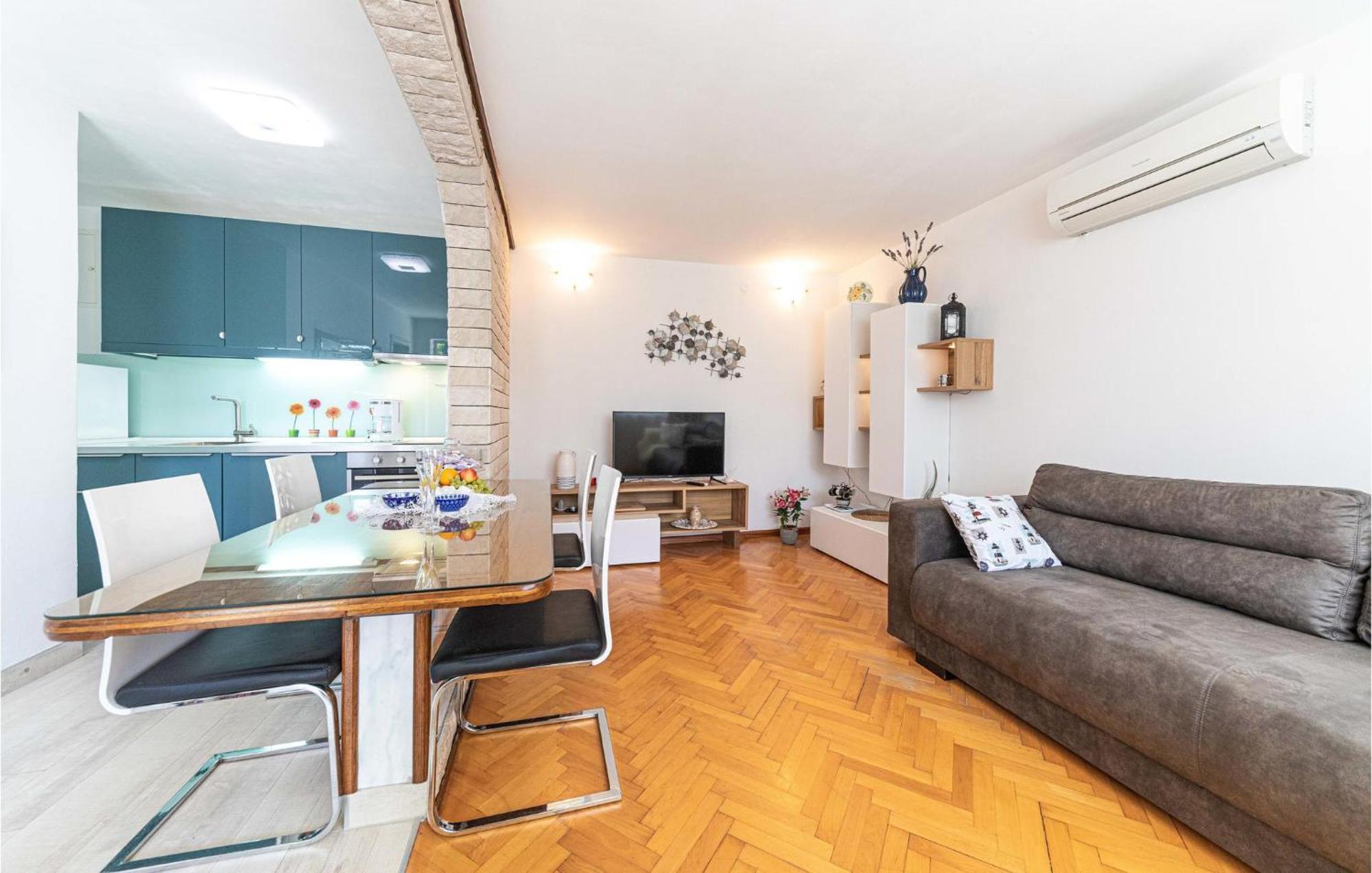 5 Bedroom Cozy Home In Okrug Donji Donji Okrug  Bagian luar foto