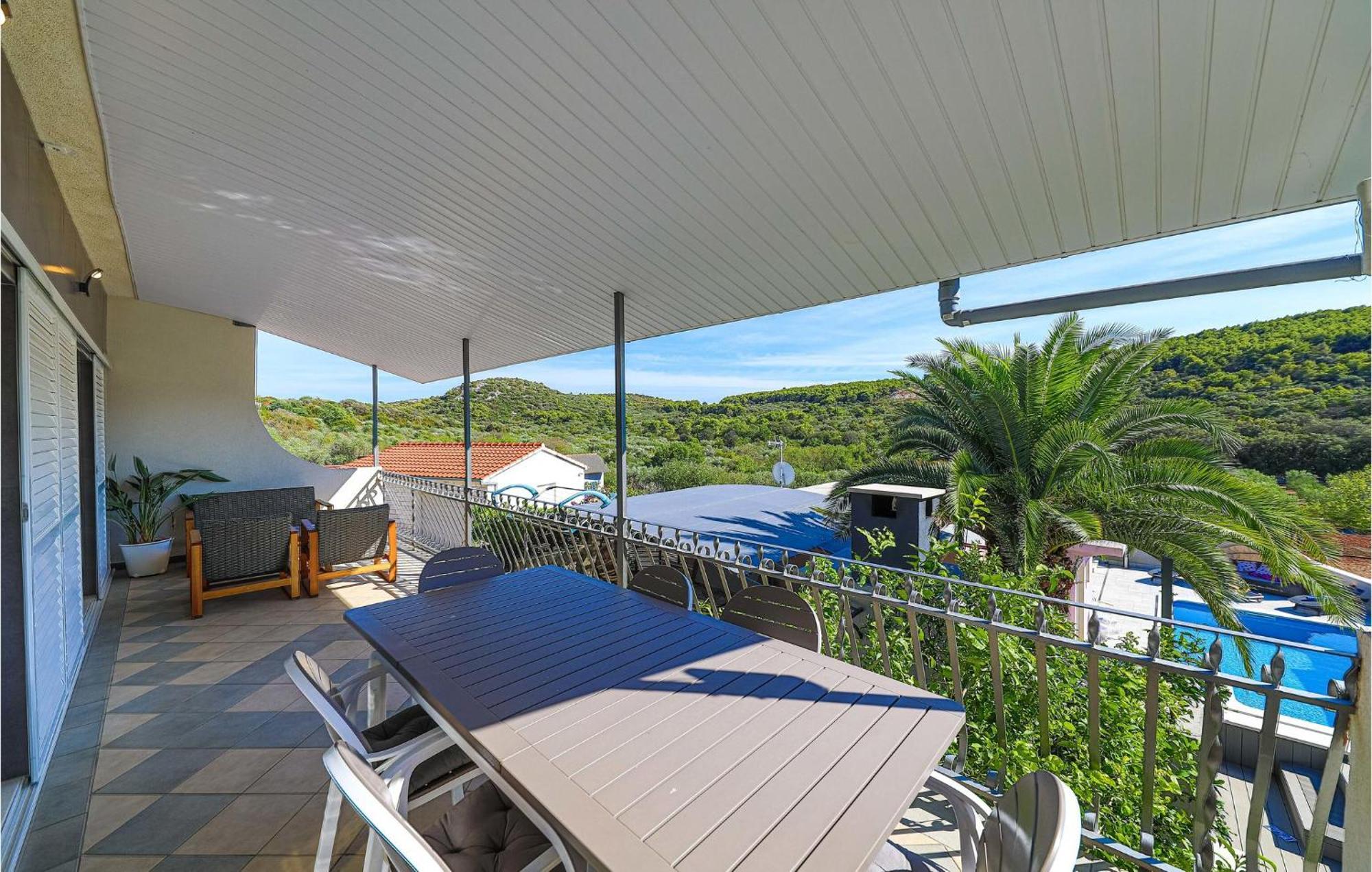 5 Bedroom Cozy Home In Okrug Donji Donji Okrug  Bagian luar foto