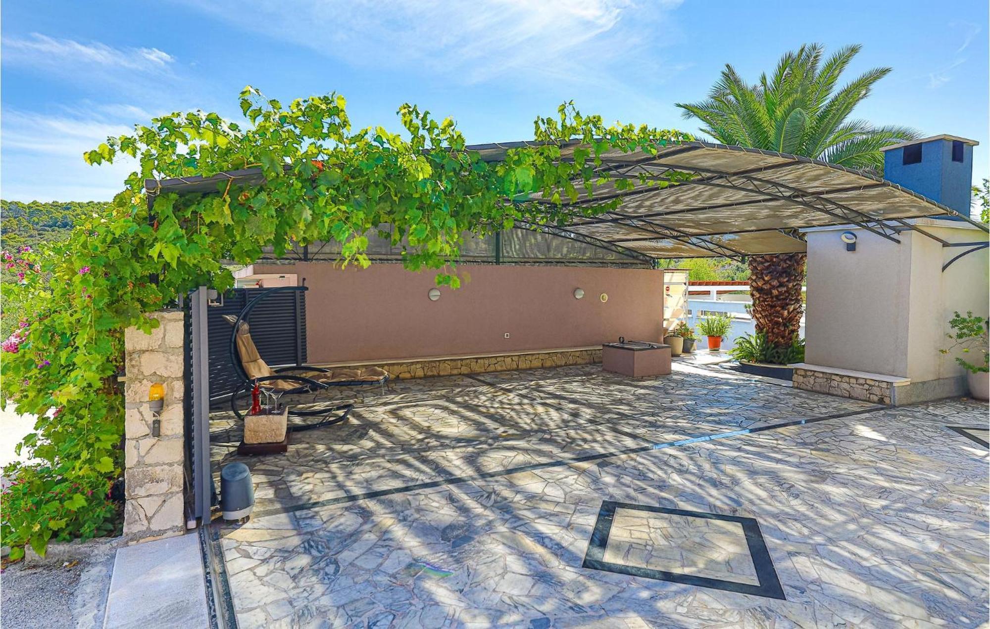 5 Bedroom Cozy Home In Okrug Donji Donji Okrug  Bagian luar foto