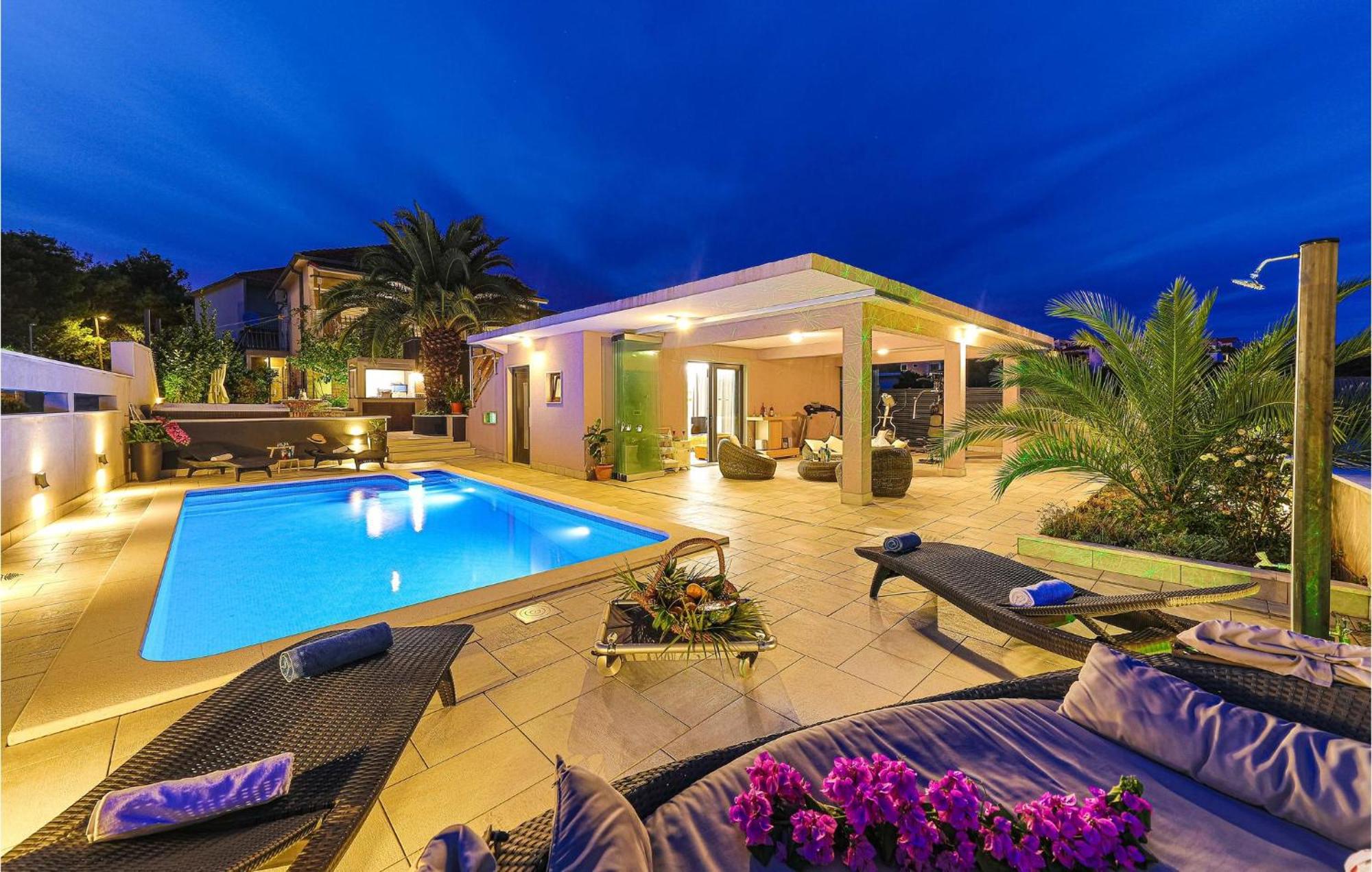 5 Bedroom Cozy Home In Okrug Donji Donji Okrug  Bagian luar foto
