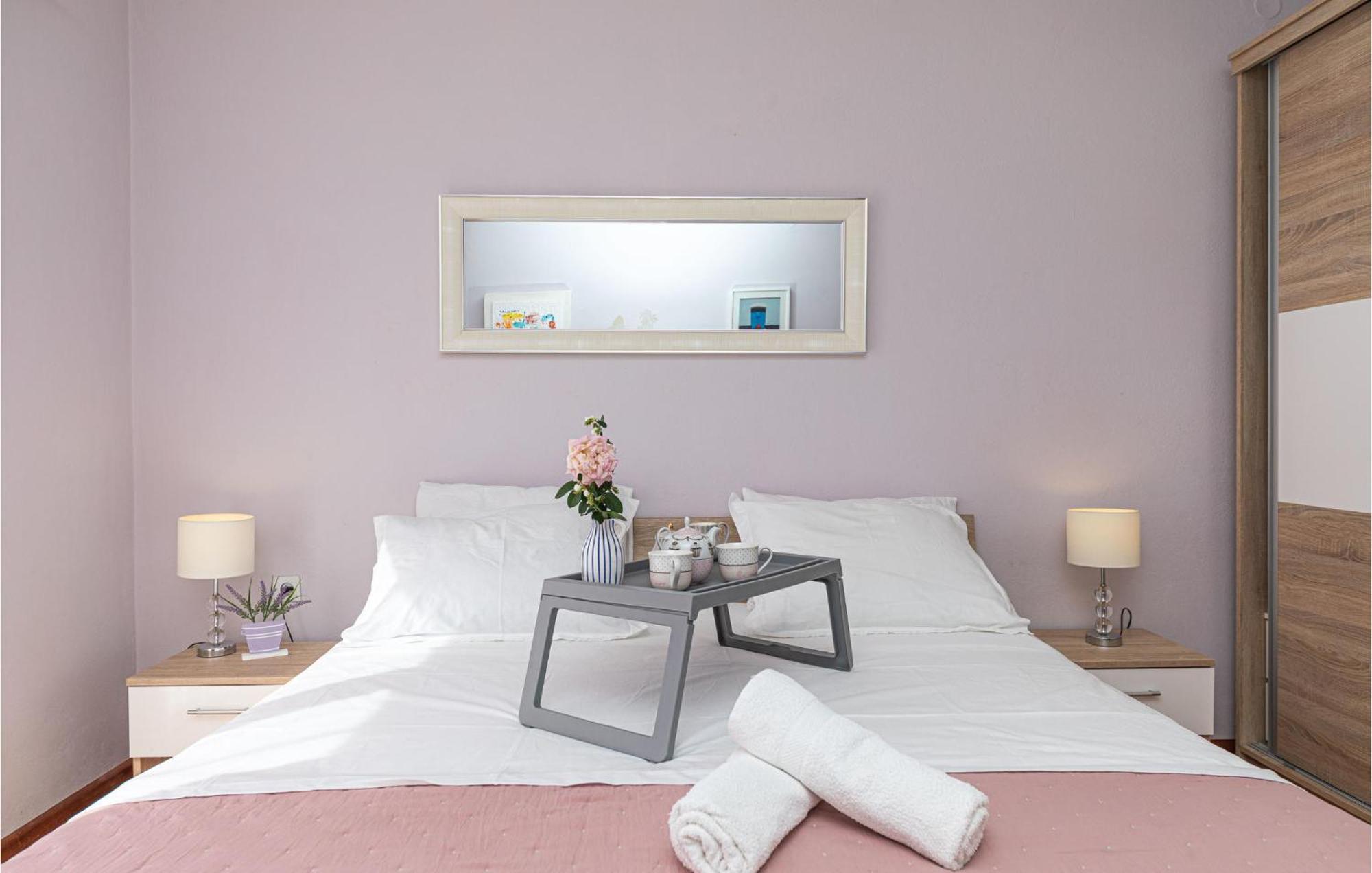 5 Bedroom Cozy Home In Okrug Donji Donji Okrug  Bagian luar foto