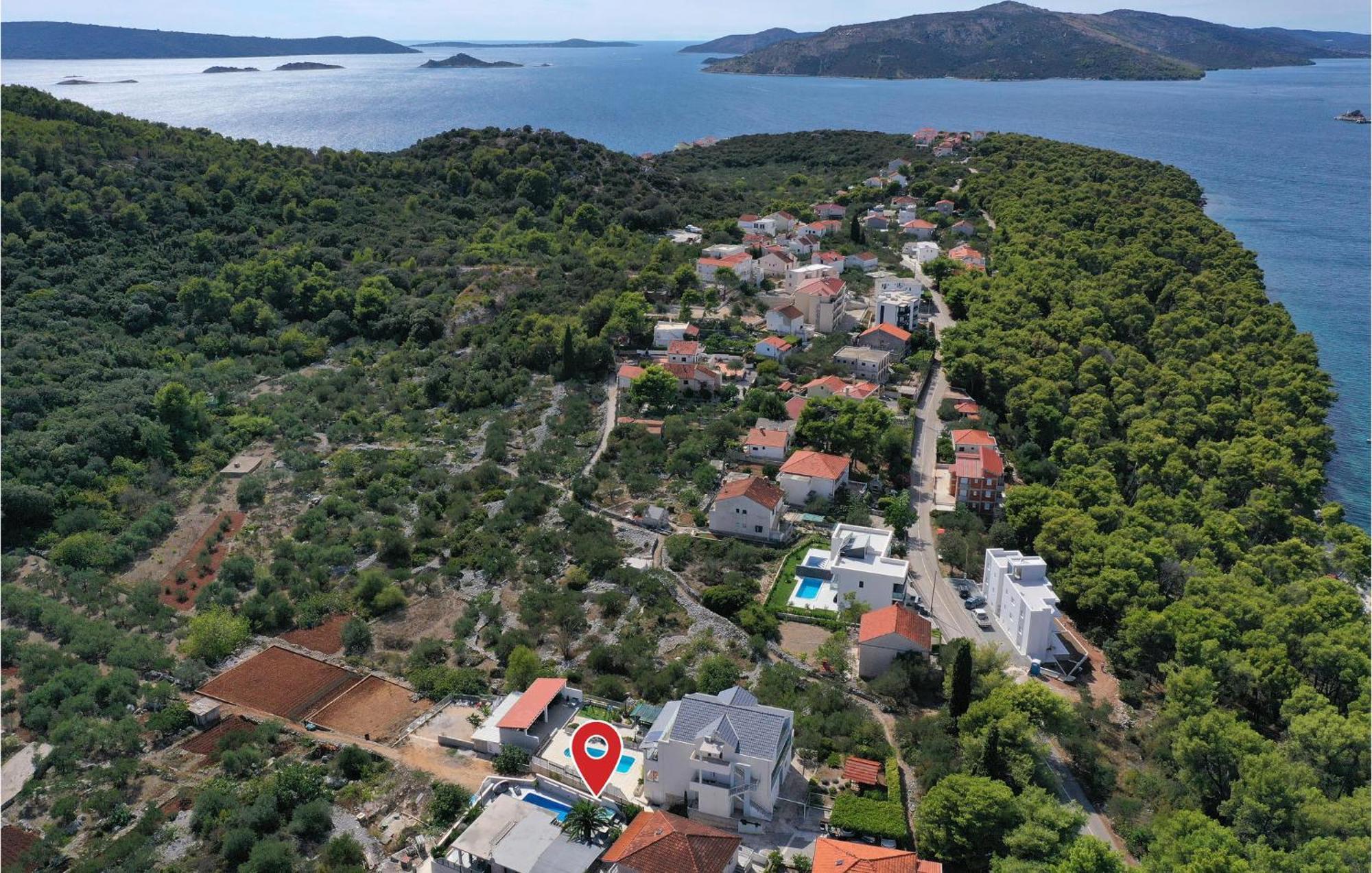 5 Bedroom Cozy Home In Okrug Donji Donji Okrug  Bagian luar foto