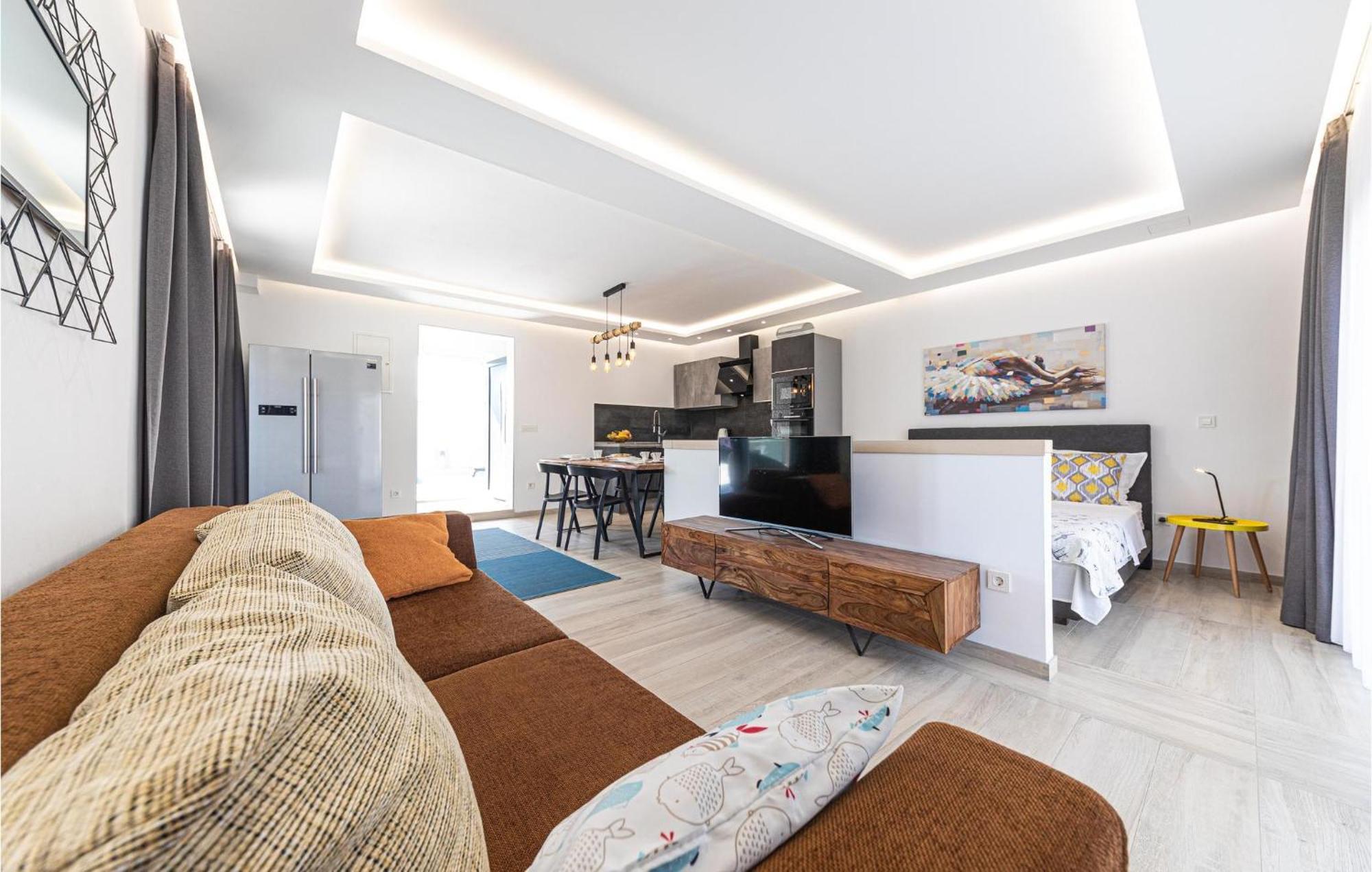 5 Bedroom Cozy Home In Okrug Donji Donji Okrug  Bagian luar foto