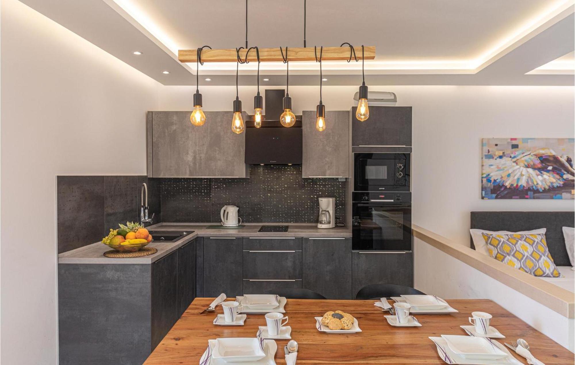 5 Bedroom Cozy Home In Okrug Donji Donji Okrug  Bagian luar foto