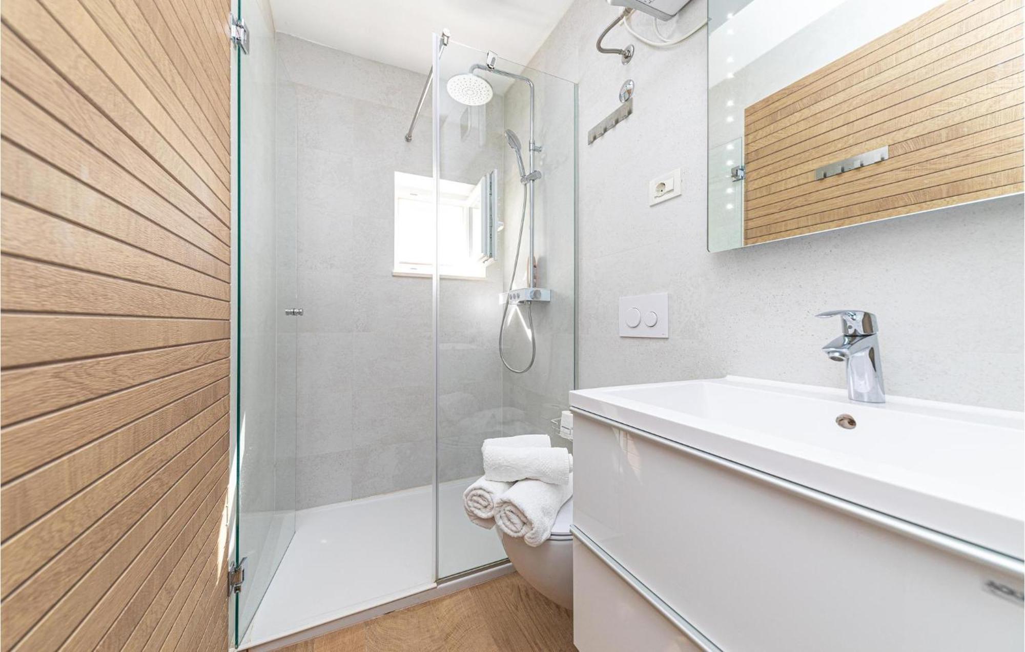 5 Bedroom Cozy Home In Okrug Donji Donji Okrug  Bagian luar foto