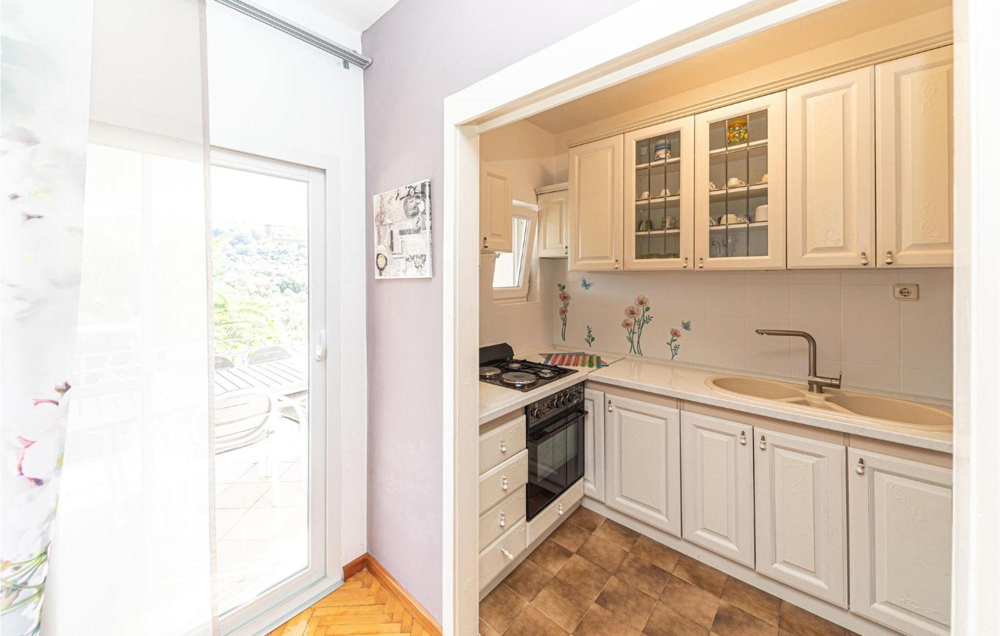 5 Bedroom Cozy Home In Okrug Donji Donji Okrug  Bagian luar foto