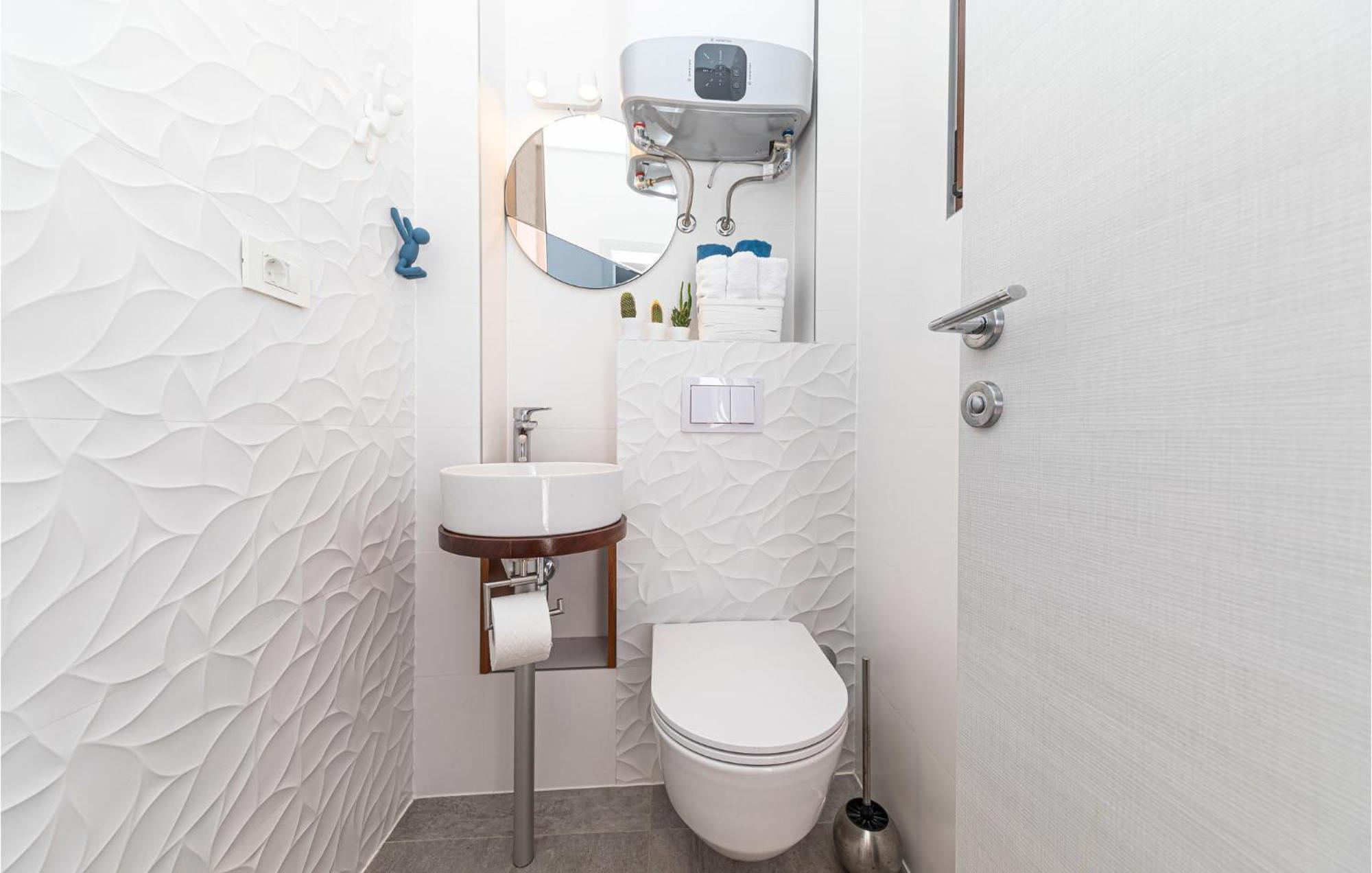 5 Bedroom Cozy Home In Okrug Donji Donji Okrug  Bagian luar foto