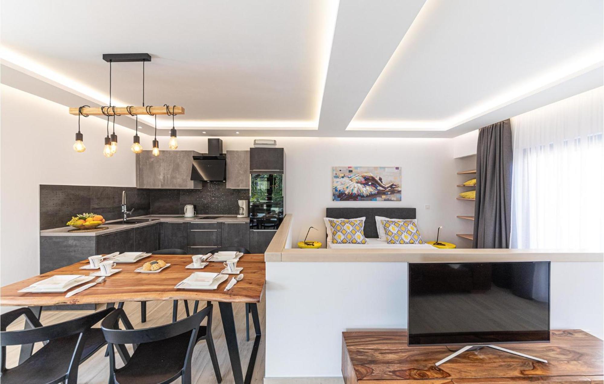5 Bedroom Cozy Home In Okrug Donji Donji Okrug  Bagian luar foto