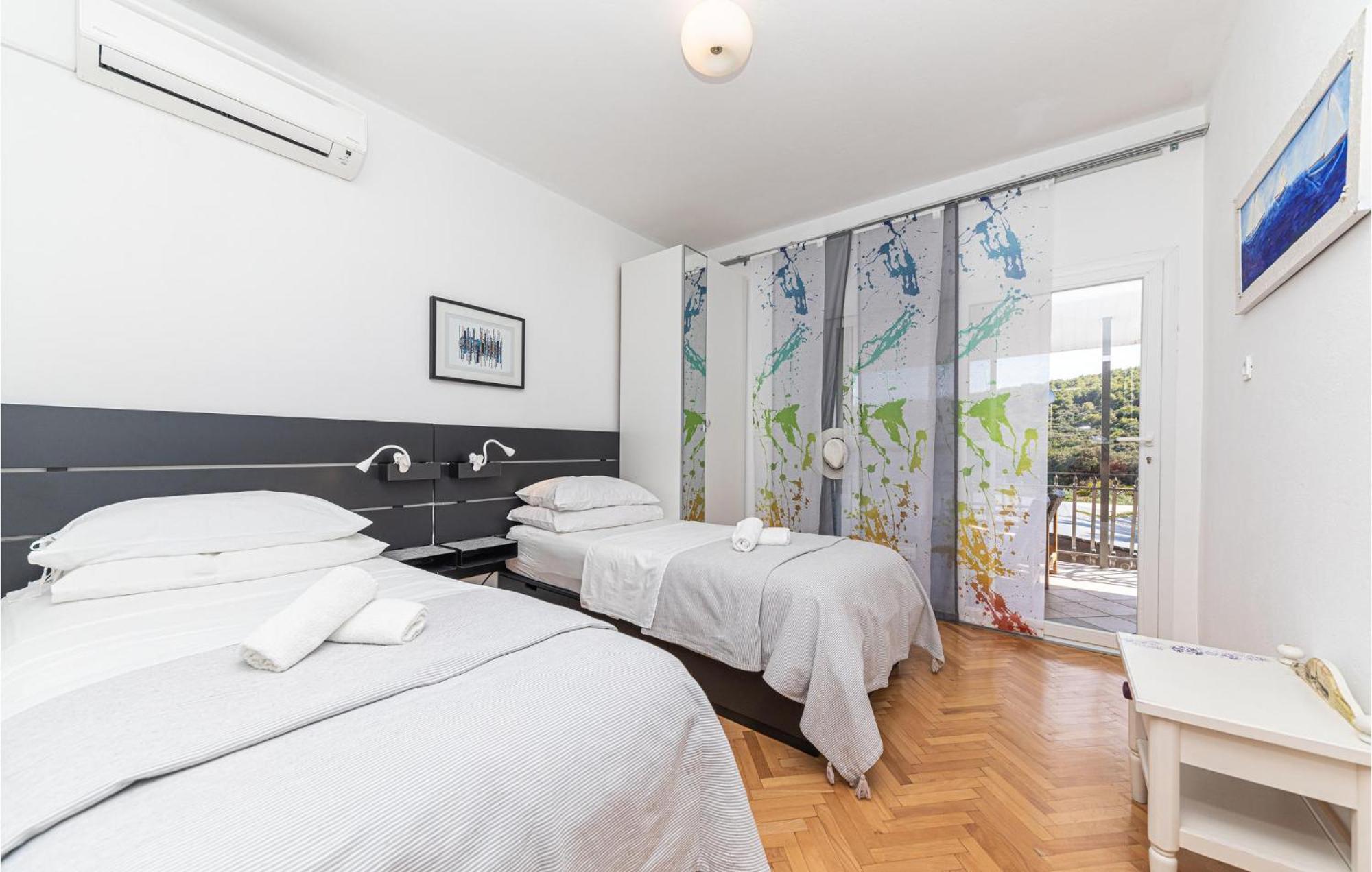 5 Bedroom Cozy Home In Okrug Donji Donji Okrug  Bagian luar foto