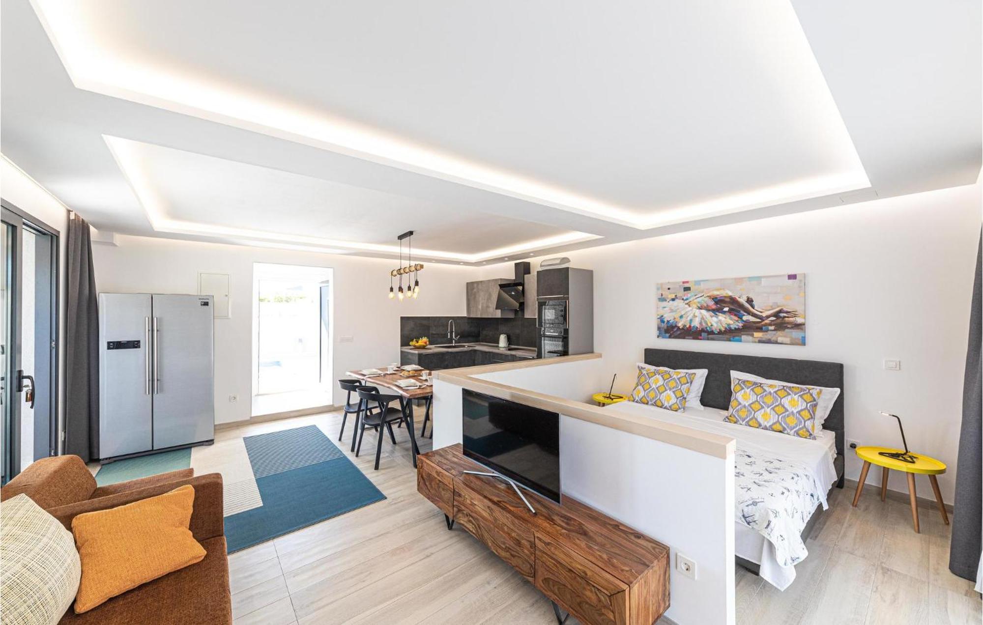 5 Bedroom Cozy Home In Okrug Donji Donji Okrug  Bagian luar foto