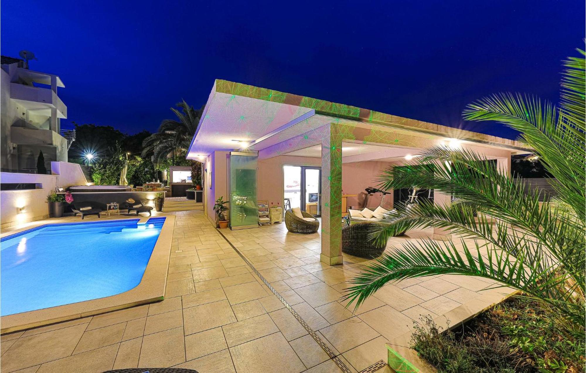 5 Bedroom Cozy Home In Okrug Donji Donji Okrug  Bagian luar foto
