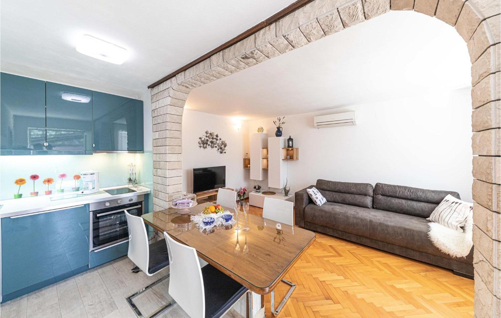 5 Bedroom Cozy Home In Okrug Donji Donji Okrug  Bagian luar foto