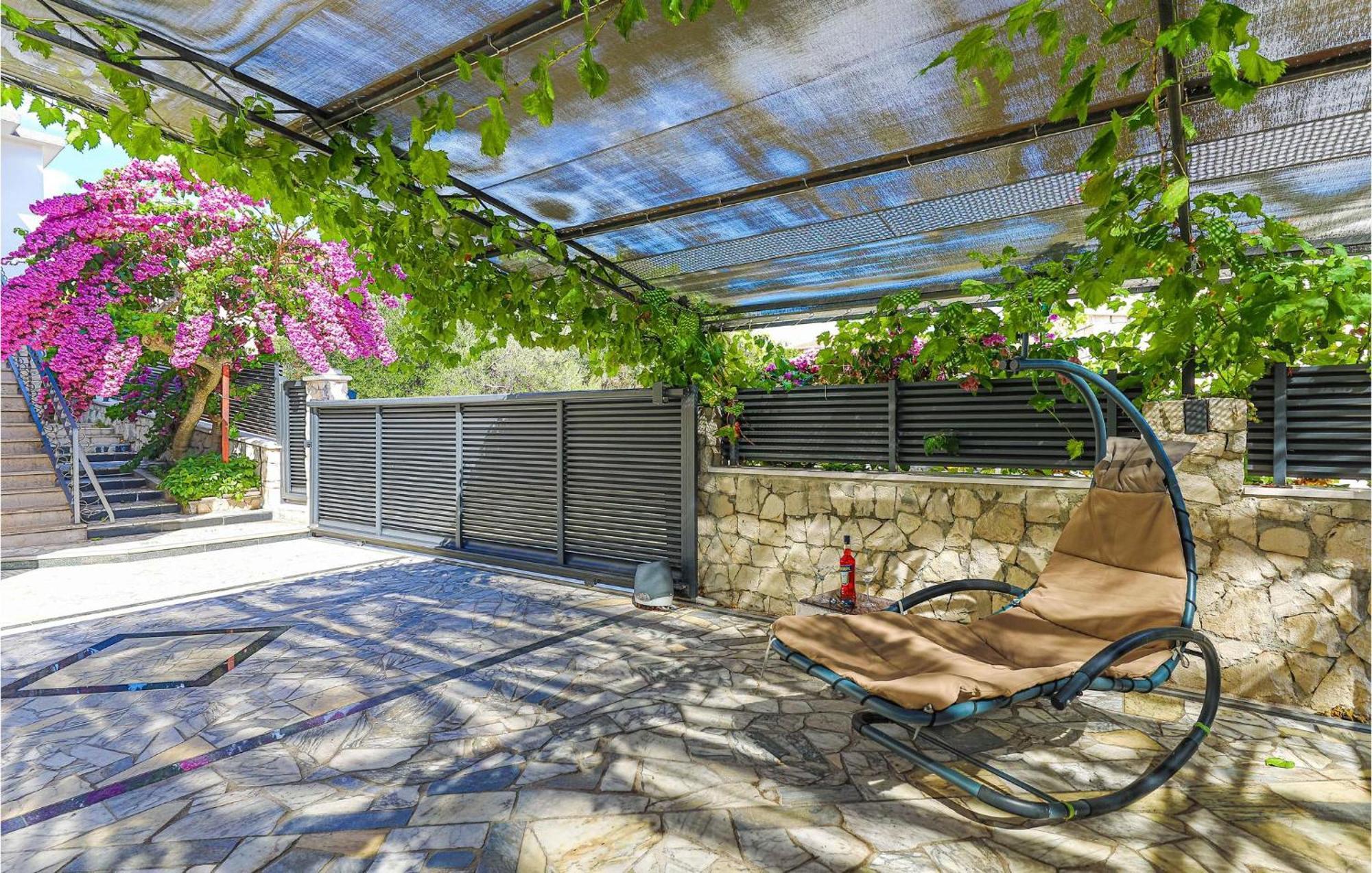 5 Bedroom Cozy Home In Okrug Donji Donji Okrug  Bagian luar foto