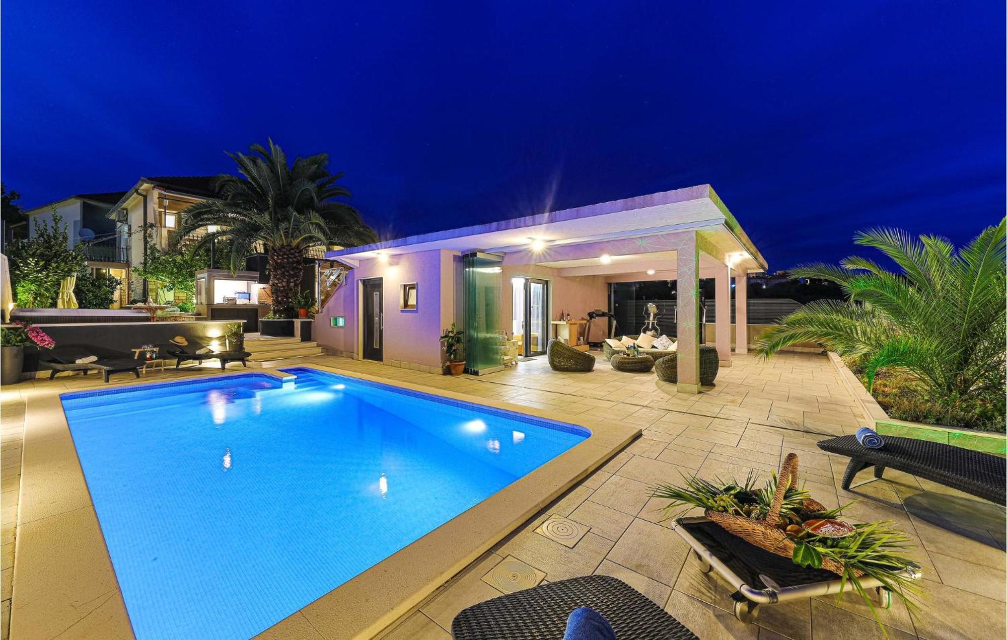 5 Bedroom Cozy Home In Okrug Donji Donji Okrug  Bagian luar foto