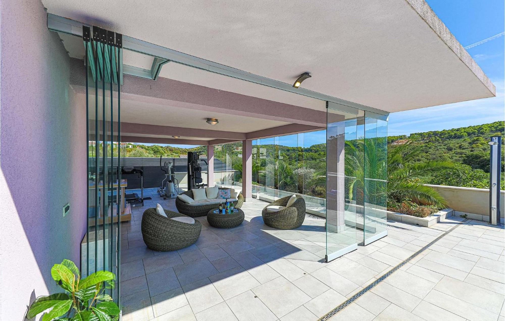 5 Bedroom Cozy Home In Okrug Donji Donji Okrug  Bagian luar foto