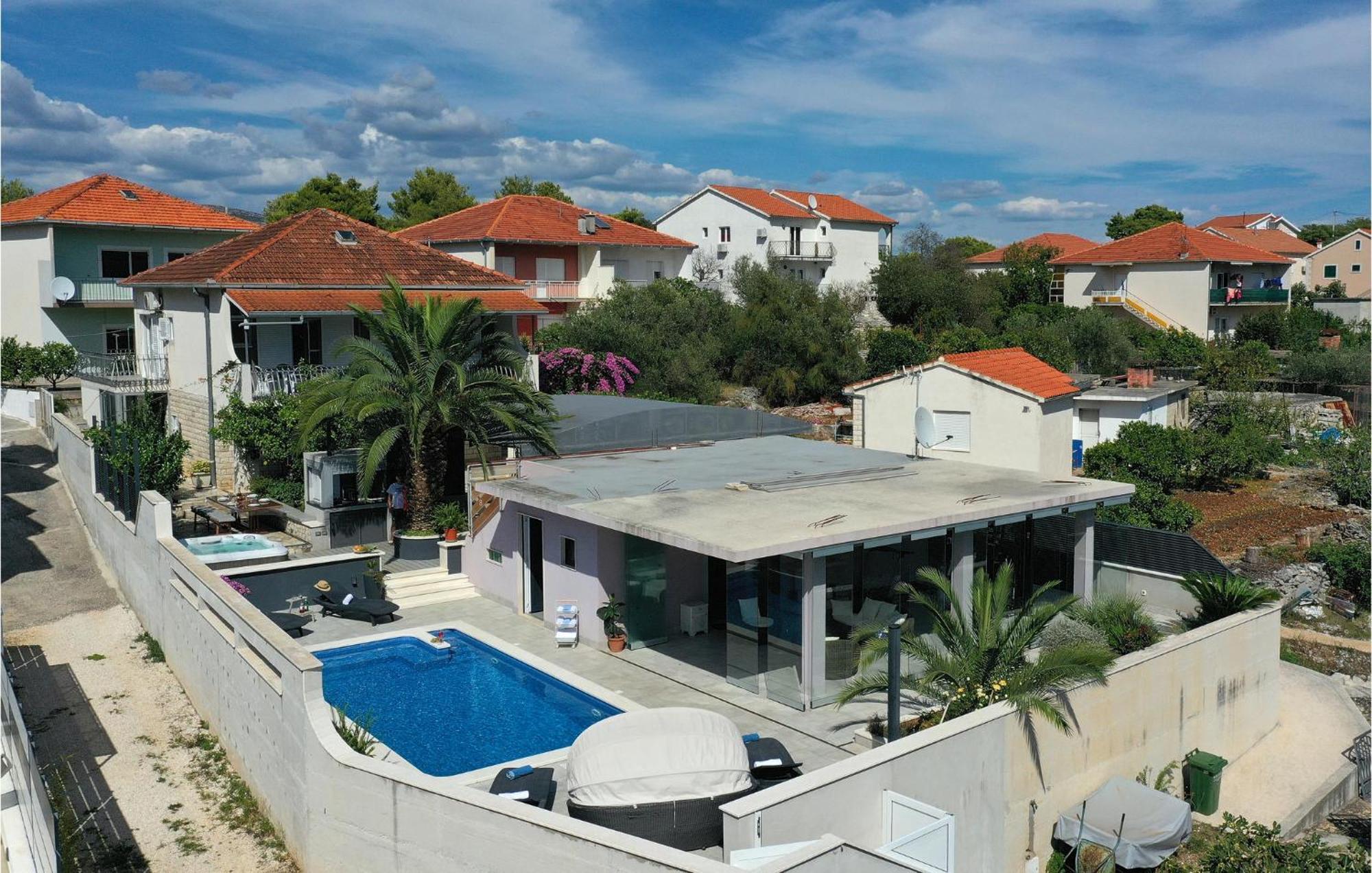 5 Bedroom Cozy Home In Okrug Donji Donji Okrug  Bagian luar foto