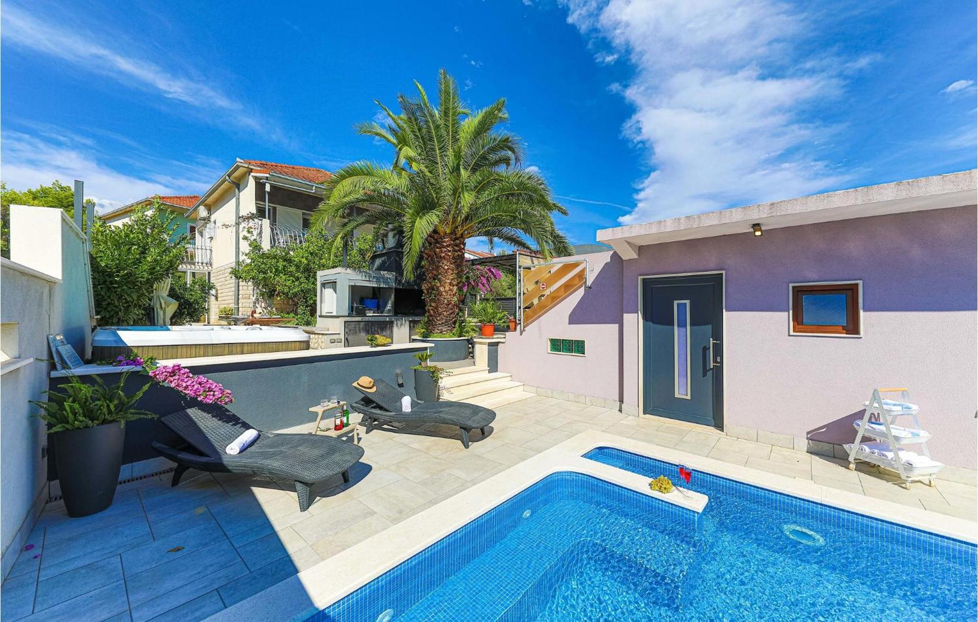 5 Bedroom Cozy Home In Okrug Donji Donji Okrug  Bagian luar foto